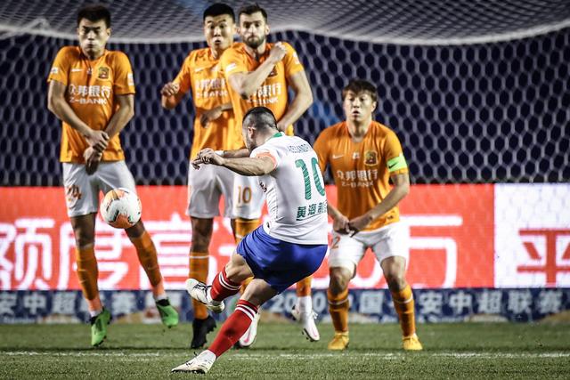 C罗庆祝击败达马克：打进2球全取3分